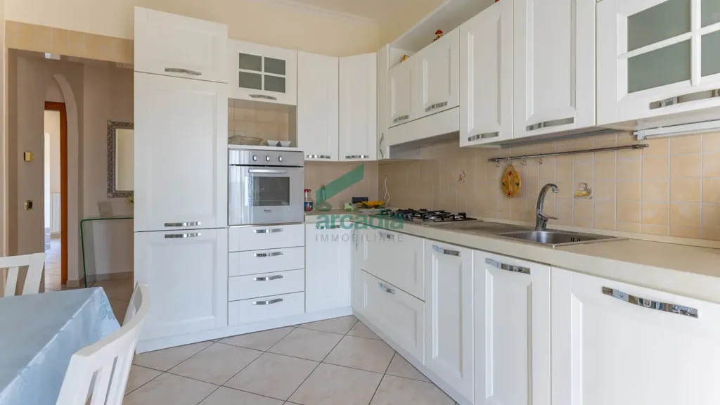 Cuisine - 4-Bedroom Apartment with Balcony in Bari