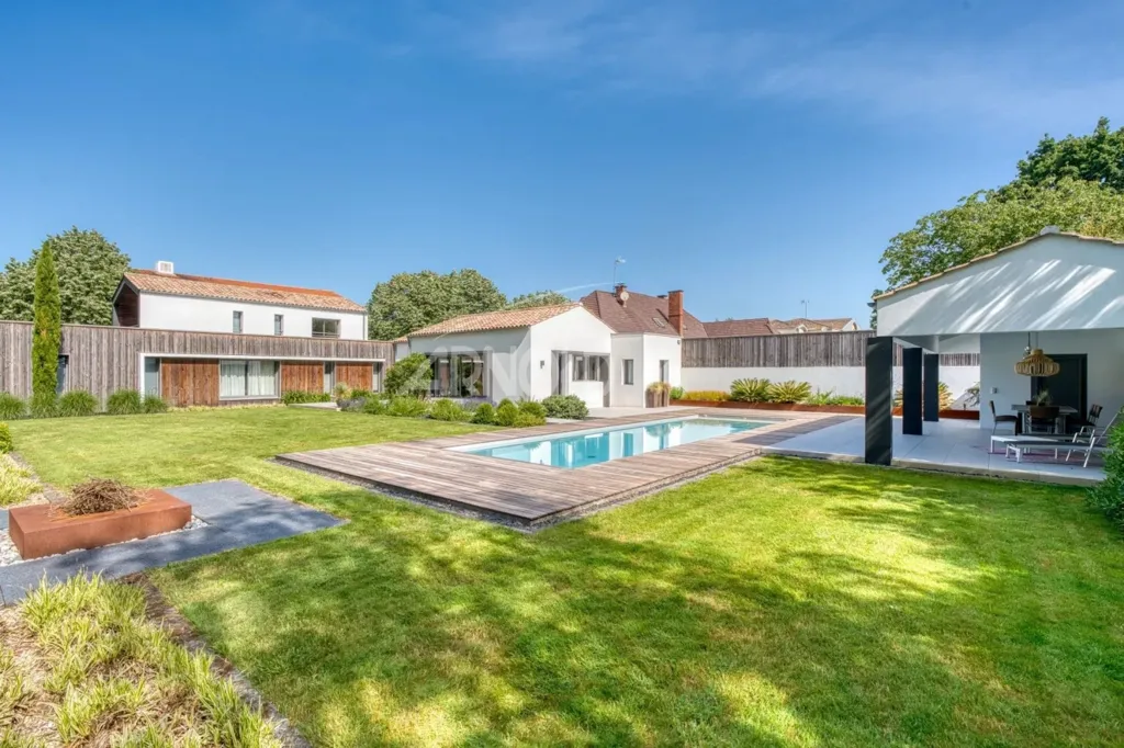 Bassein - Architectural Contemporary House with Pool