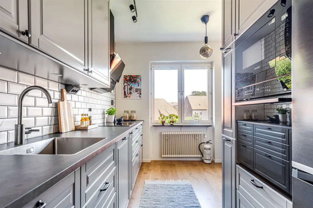 Köök - Renovated Two-Bedroom Flat with Balcony in Malmgården