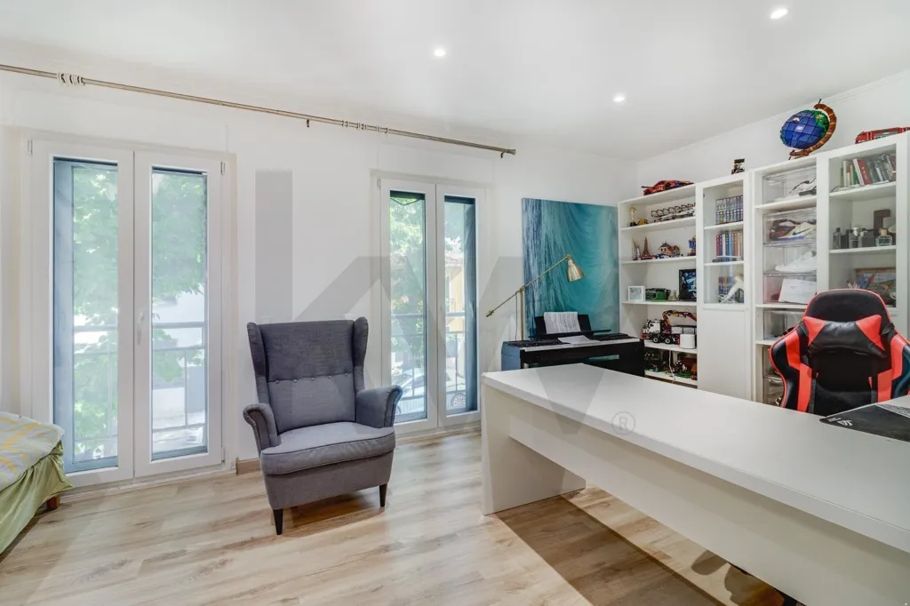 Office - Central Benfica House with Pool
