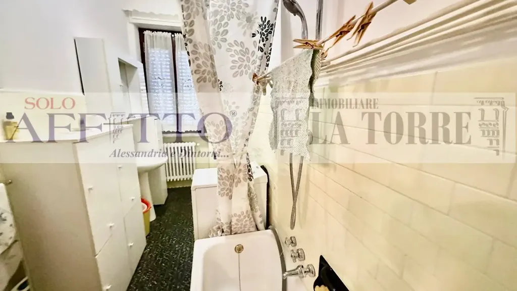 Salles de bain - Apartment with Veranda in Spinetta Marengo
