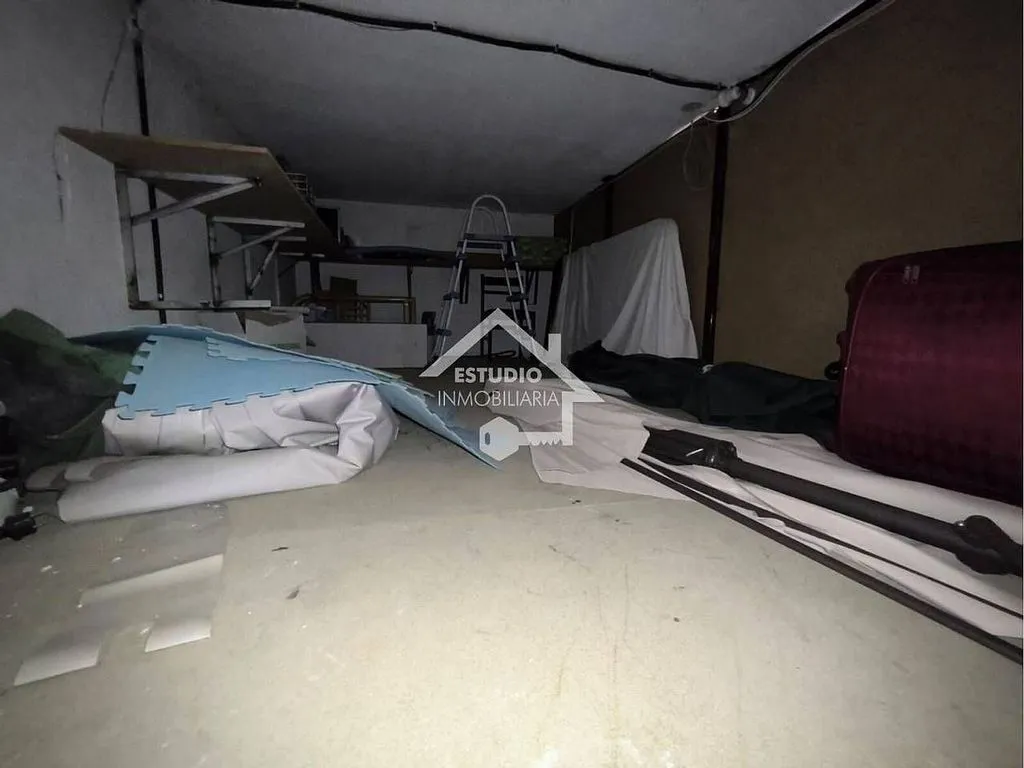 Garage - House with Terrace and Garage in Mendavia