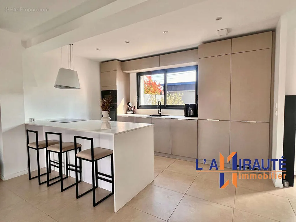 6-toaline maja asukohas Houilles