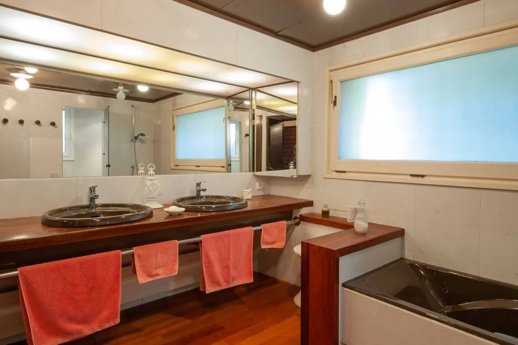 Bathrooms - Mediterranean House with Sea Views in Begur