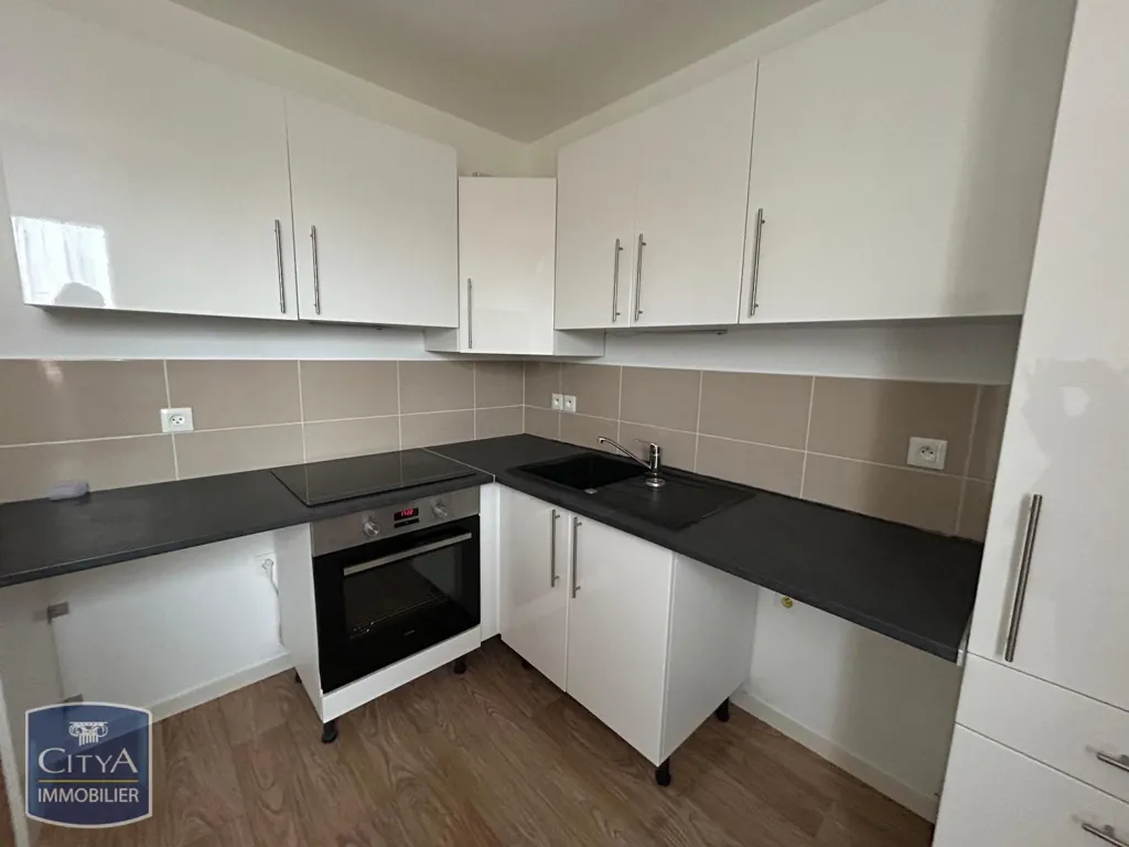 Köök - 3-Bedroom Apartment with Balcony in Allonnes