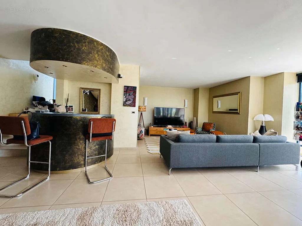 Séjour - Villa Contemporaine avec Piscine et Vue Dégagée