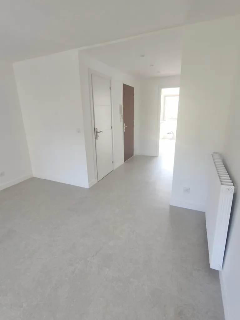 Séjour - Appartement Refait à Neuf avec Garage à Proximité de l'Autoroute