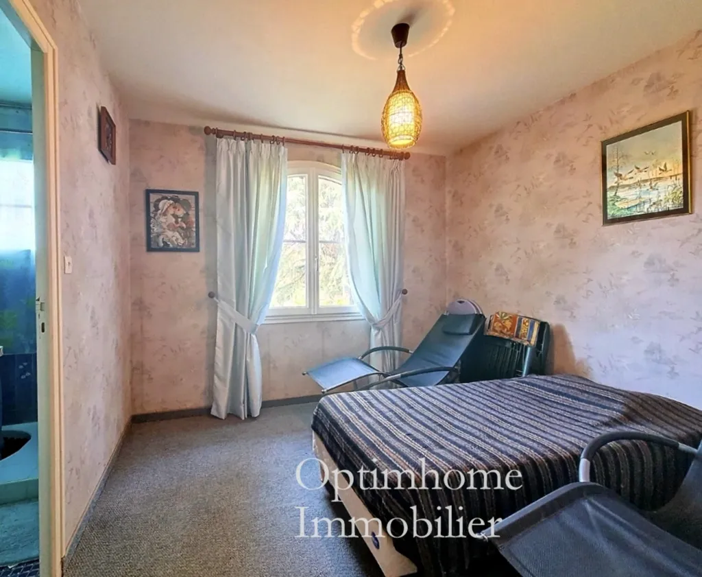 Chambres - Maison de 6 Pièces avec Accès Rivière à Trémons