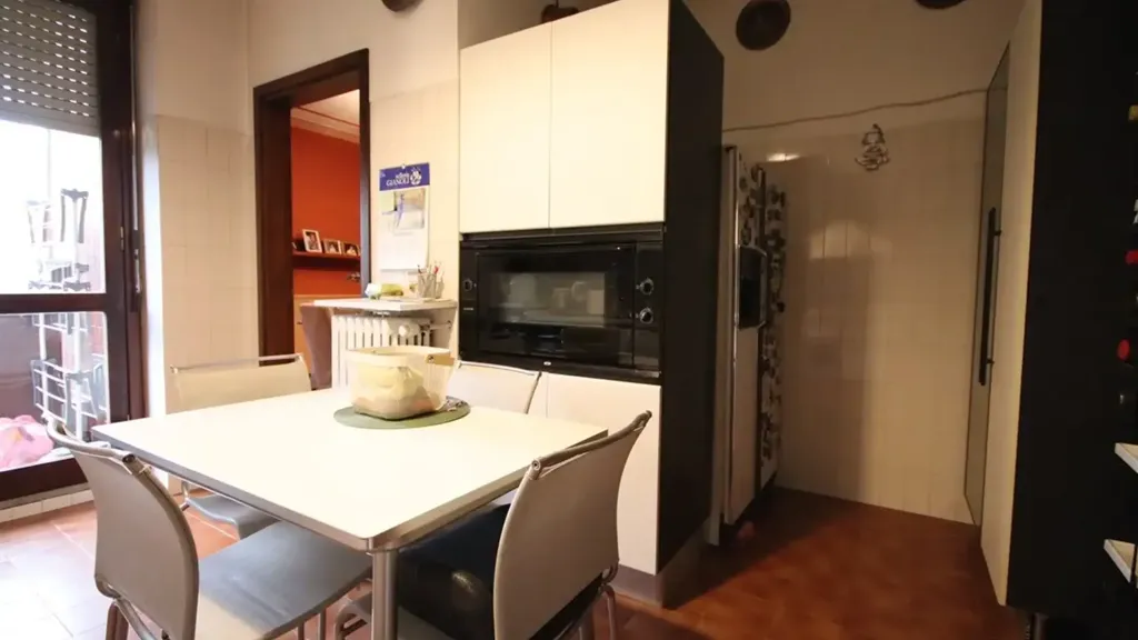 Dining Room - Four-Bedroom Apartment with Balcony in Monza