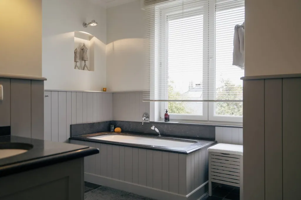 Salles de bain - Maison Art Déco avec Piscine à Waregem