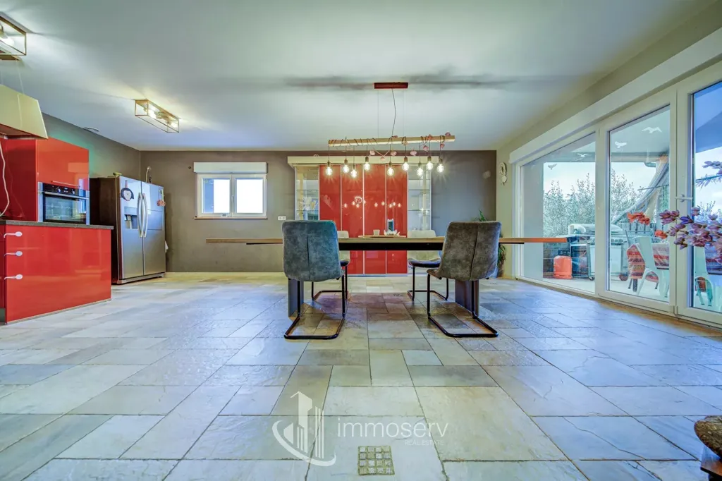 Salle à manger - Villa avec Vue Panoramique et Piscine à Escherange
