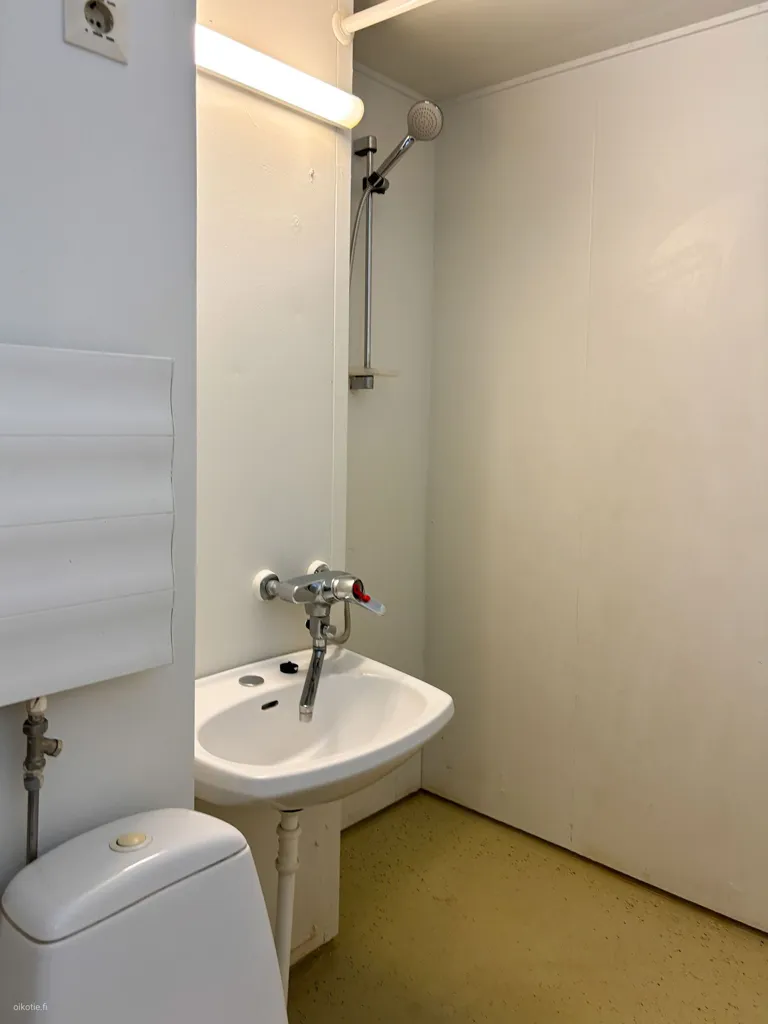 Salles de bain - Spacious 4-Bedroom Flat with Balcony in Suvela, Espoo