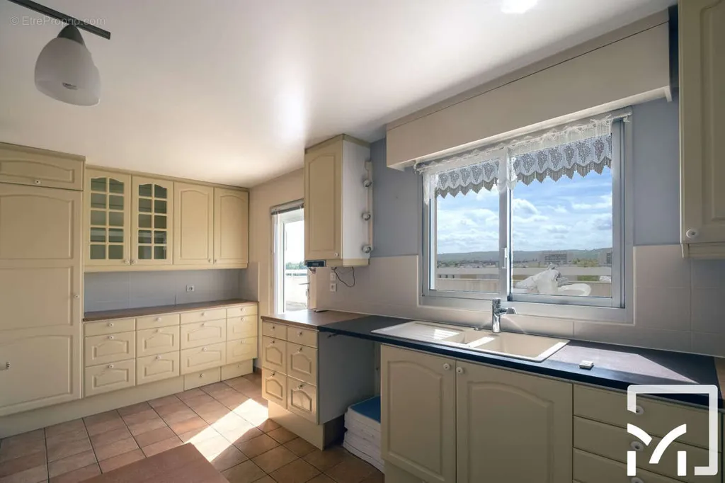 Kitchen - Family Apartment with Balcony in Le Pecq