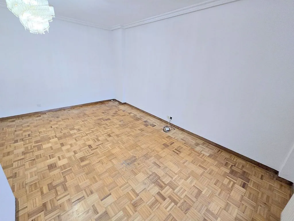 Toad - 3-Bedroom Flat with Garage in El Llano, Gijón