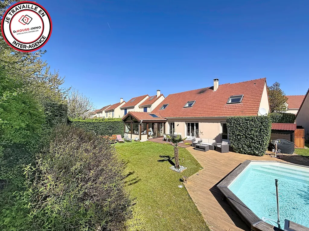 Pool - 10-Piece House with Pool in Nozay