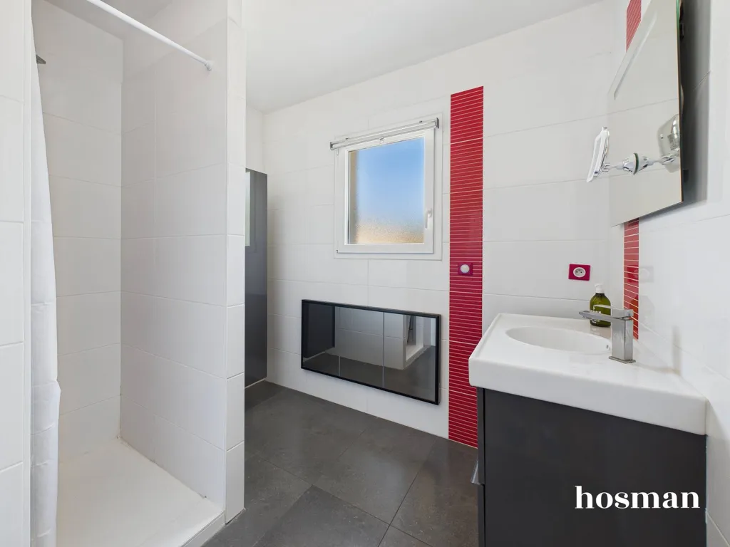 Bathrooms - Family House with Pool in Mérignac