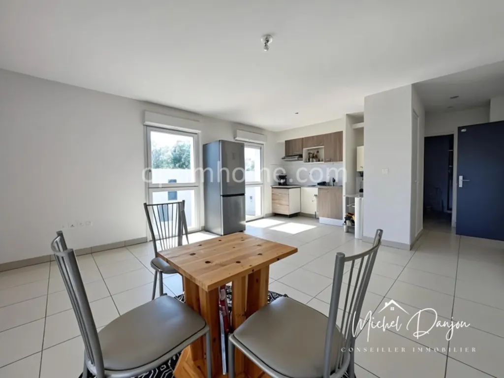 Salle à manger - Appartement Récent avec Balcon dans Quartier Calme