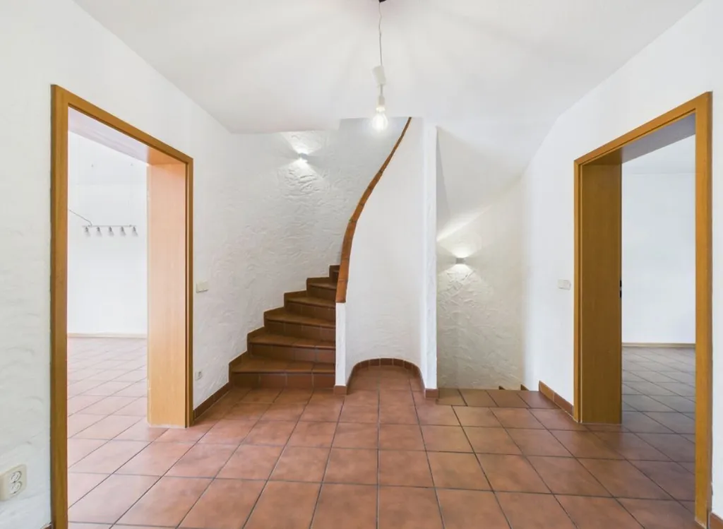 Hallway - 5-Piece House with Garden in Nanterre