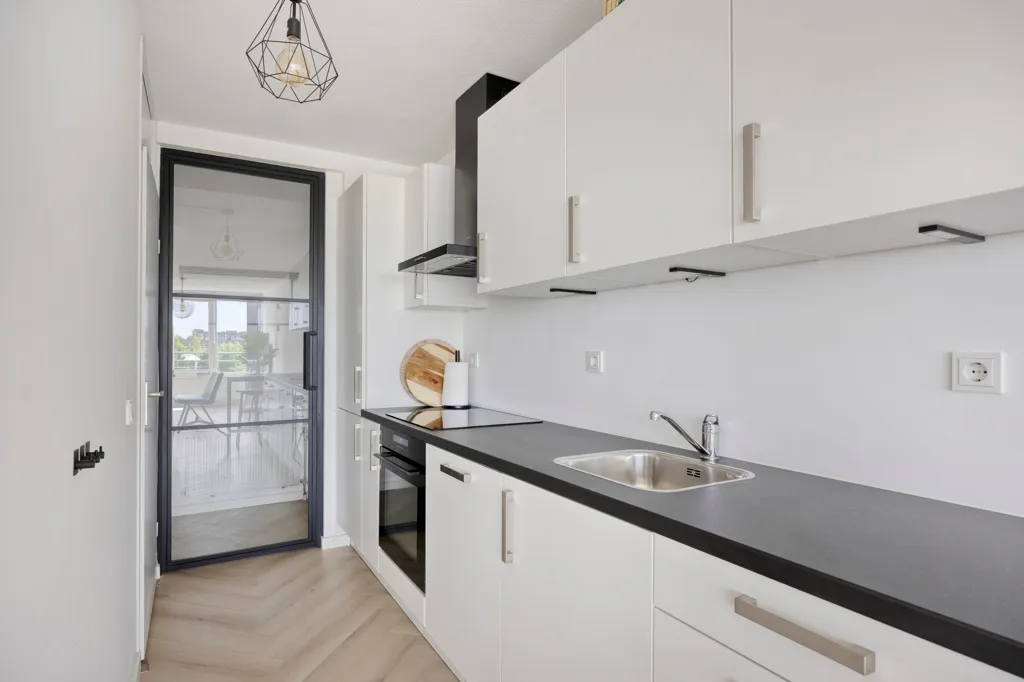 Cuisine - 4-Bedroom Gallery Flat with Balcony in Green Area