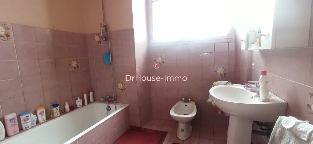 Salles de bain - Maison en Pierres de Plain-Pied avec Terrain à Seyches