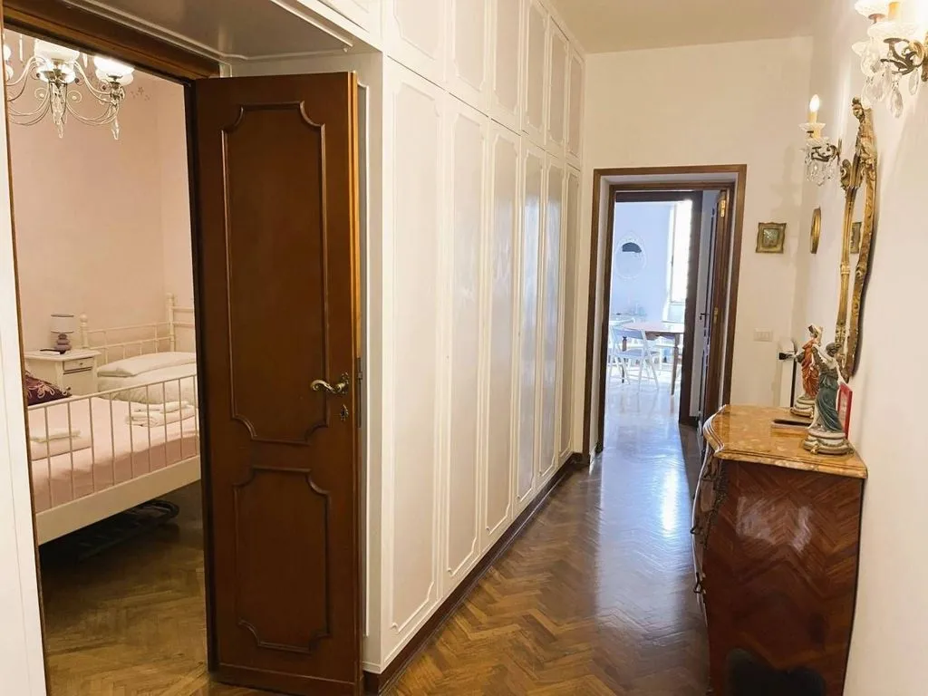 Esik - Luxury Flat with Balcony in Rome's Monti