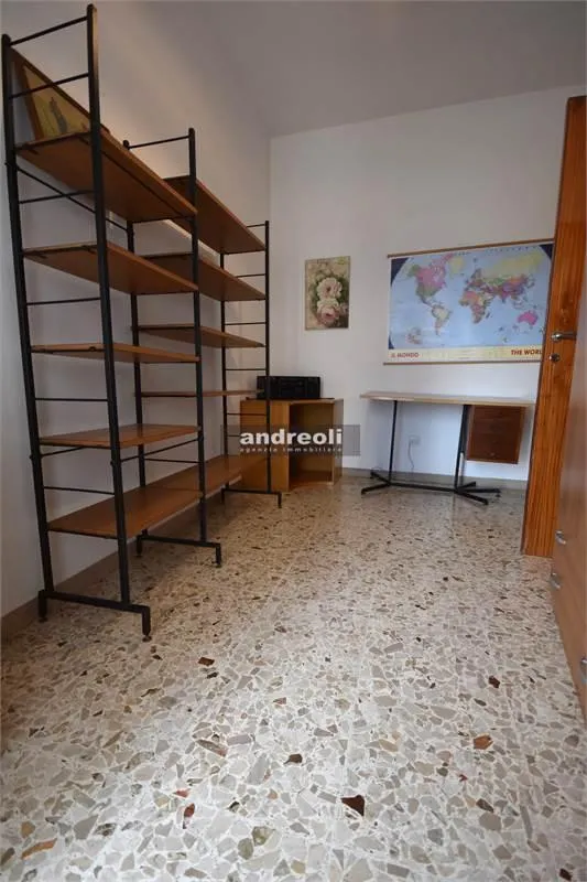 Studio - Appartamento con soffitta e posto auto a Chiaravalle