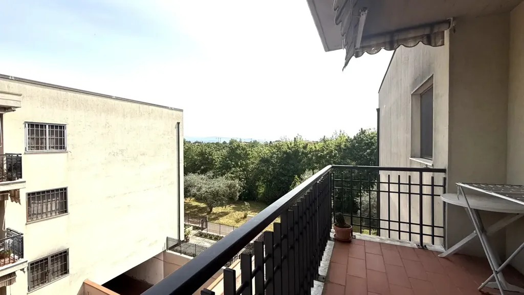 Rõdu - Bright Apartment with Terraces in Scandicci