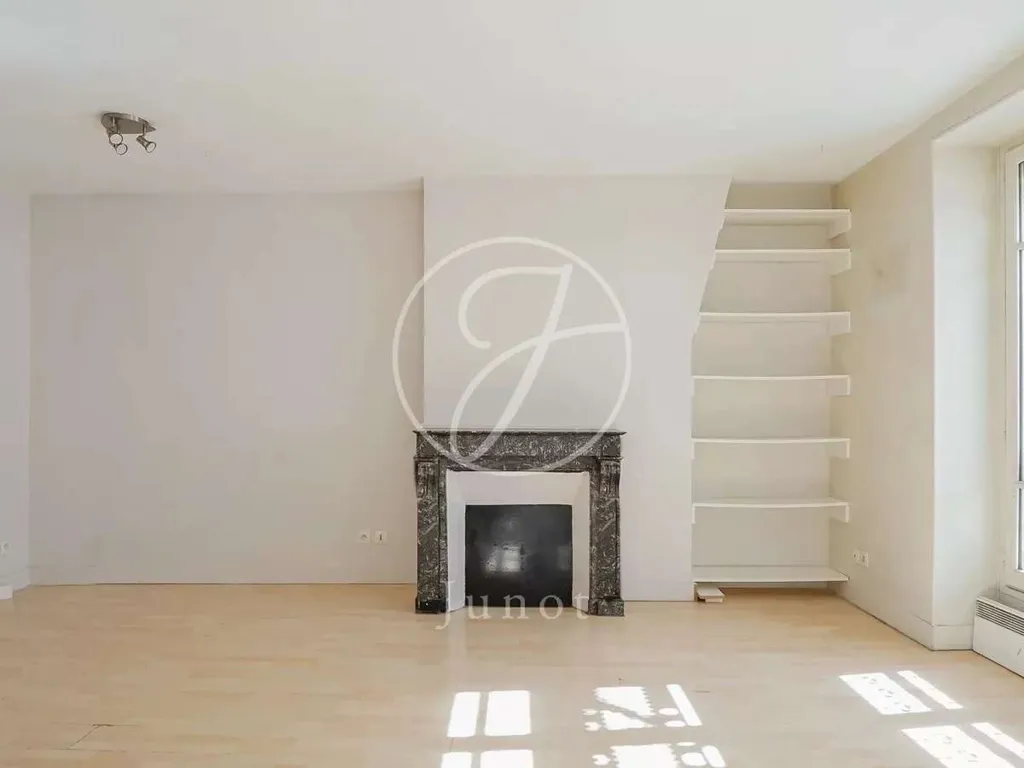 Living Room - 4-Piece Apartment with Courtyard View in Paris 75011