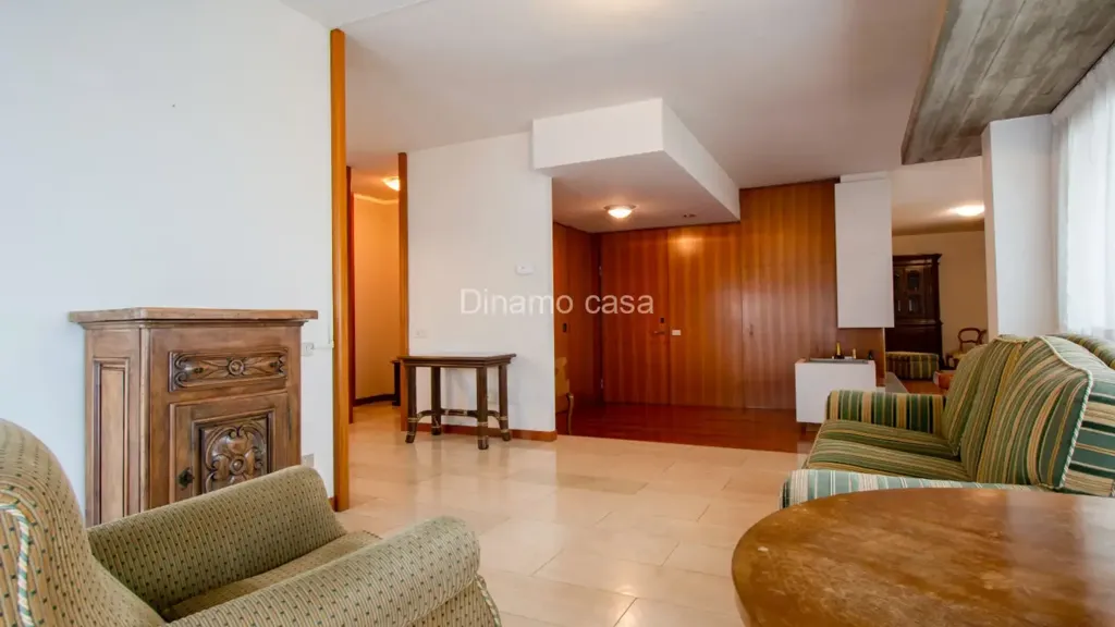 Séjour - Spacious 3-Bedroom Apartment with Terrace in Prato