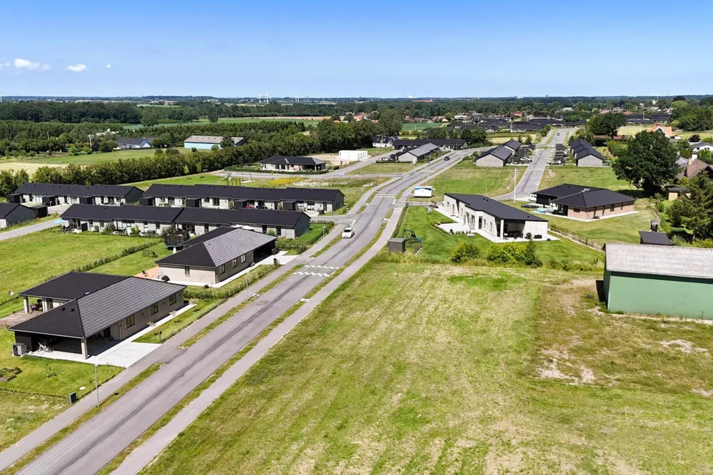 Aerial - Year-Round Plot with 4G Coverage in Årslev