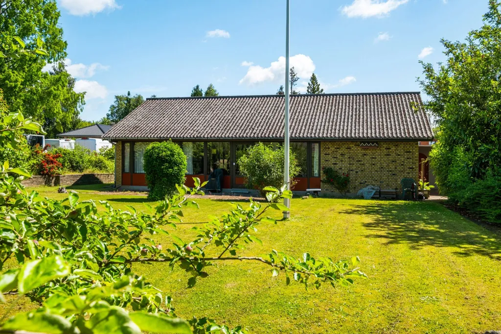 Aed - Classical Villa with Lake View in Værløse