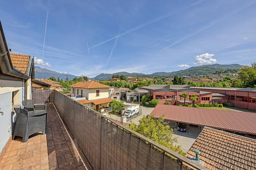 Terrass - Multi-Level Apartment with Mansard in Luino