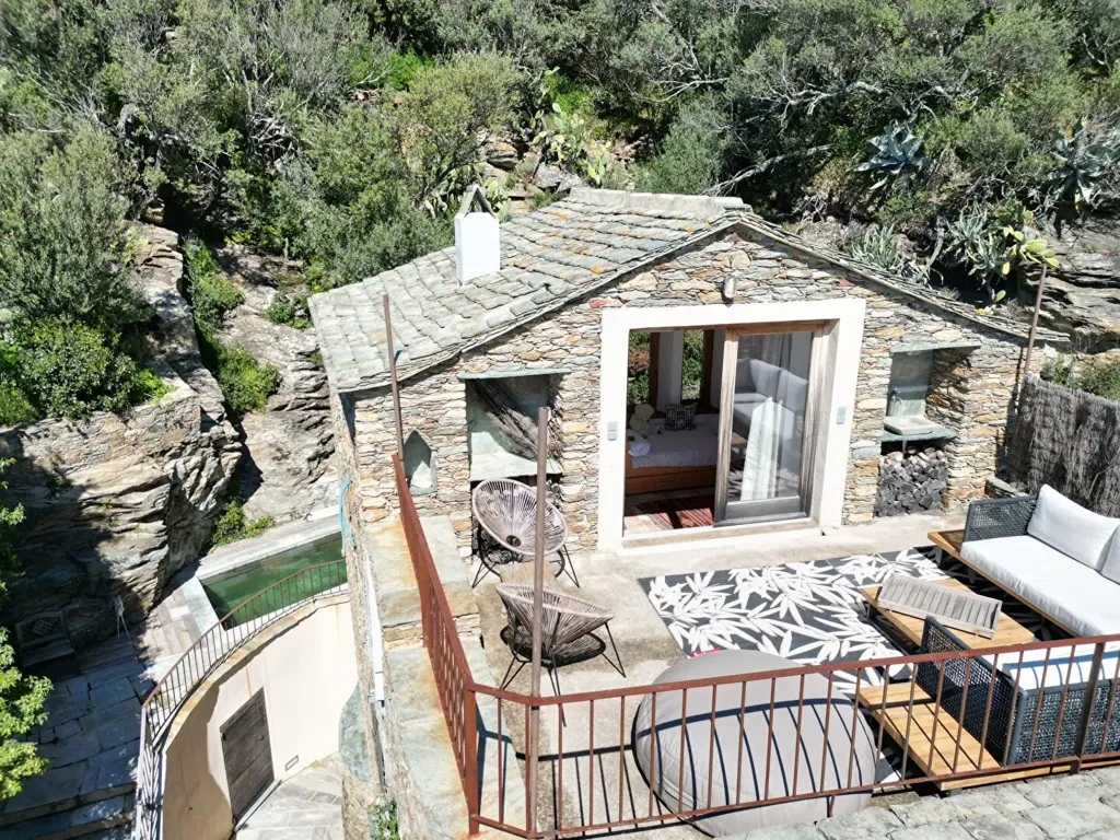Vue aérienne - Maison de Luxe avec Piscine et Vue Mer à Centuri