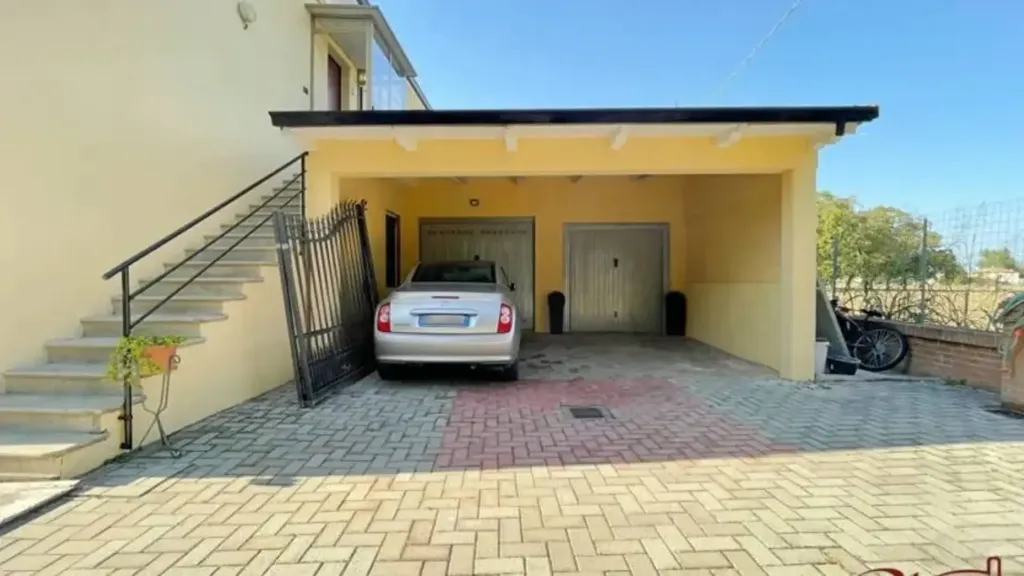 Garage - Rustic Villa with Terraces in Finale Emilia