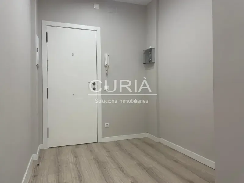 Entrée - Reformed Apartment with River View in Historic Centre