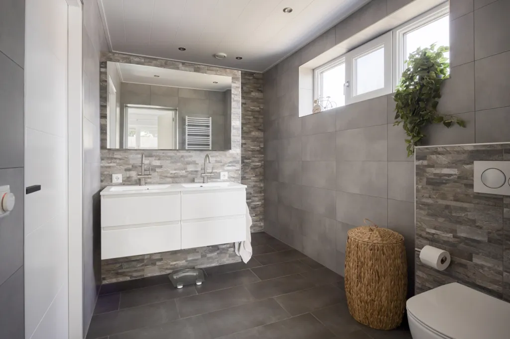 Salles de bain - Modernised House with Canal View in Bergentheim