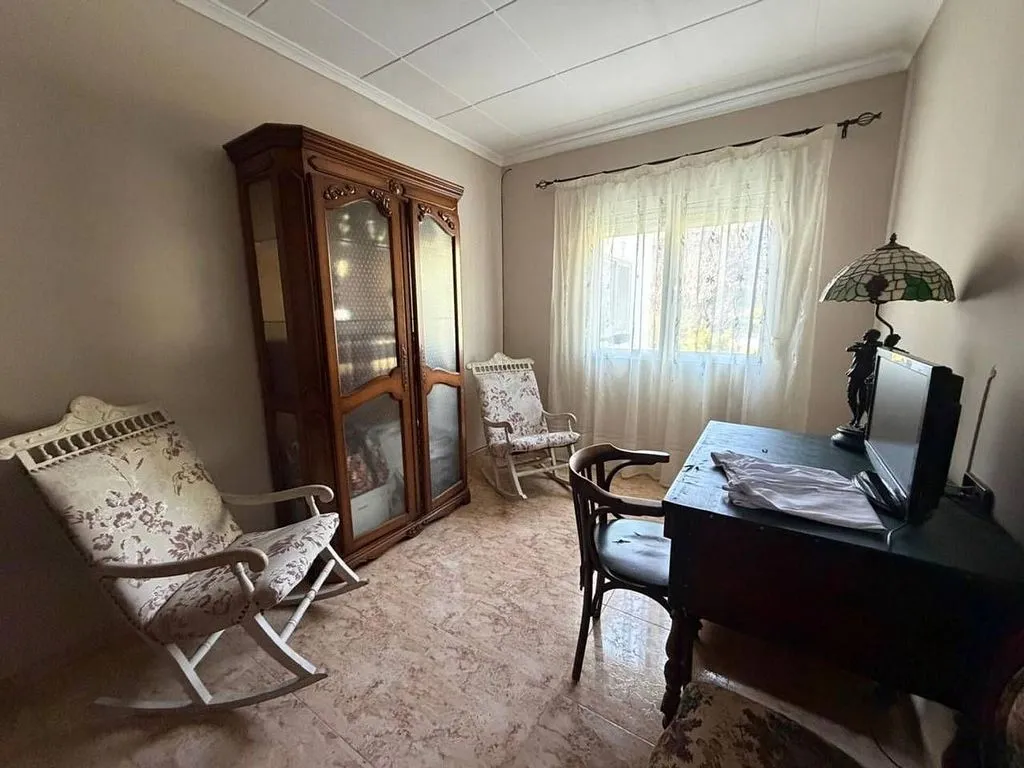 Bureau - Reformed Chalet with Garden in Almansa