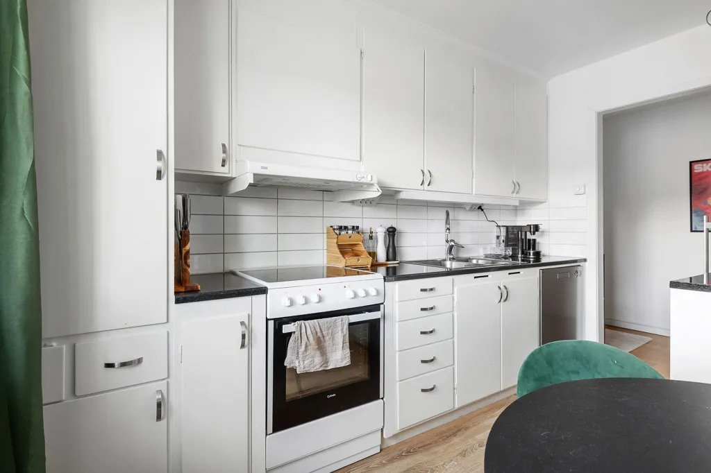 Cuisine - Two-Bedroom Apartment with South-Facing Balcony in Teg