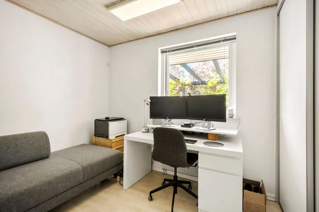 Bureau - Stone Villa with Heated Garage in Dragør