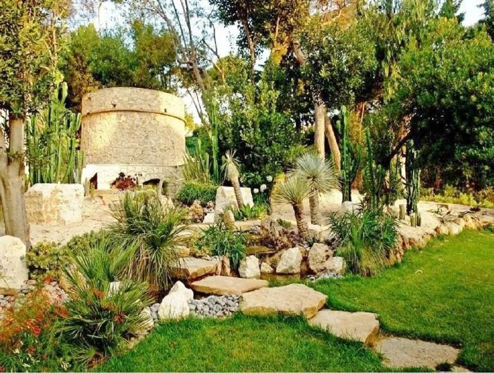 Garden - Luxury Villa with Pool in Antibes