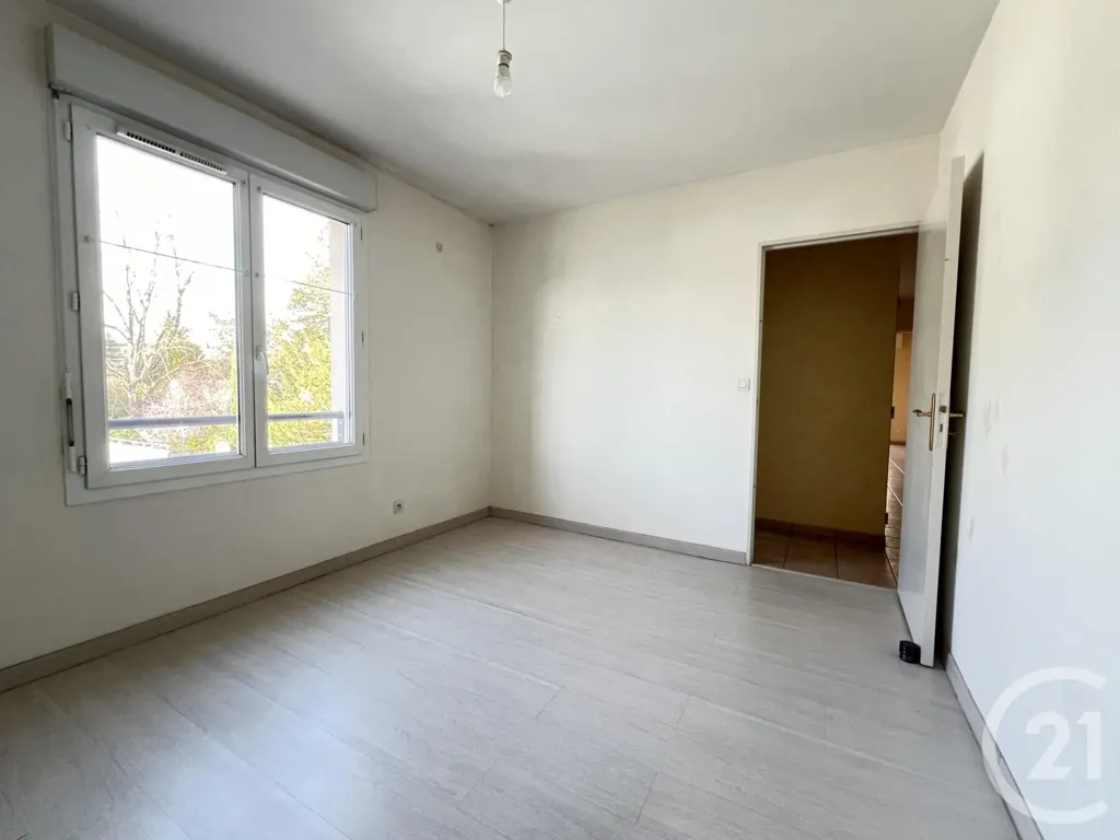 Toad - 2-Bedroom Flat with Private Parking in Chartres
