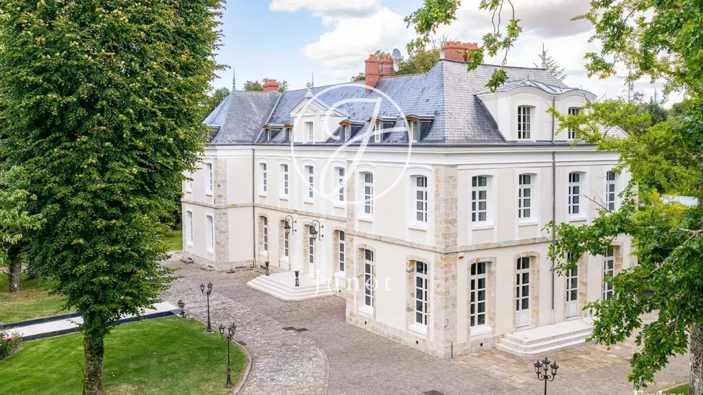 Õhuvaade - Château with Pool and 16 Bedrooms in Poigny