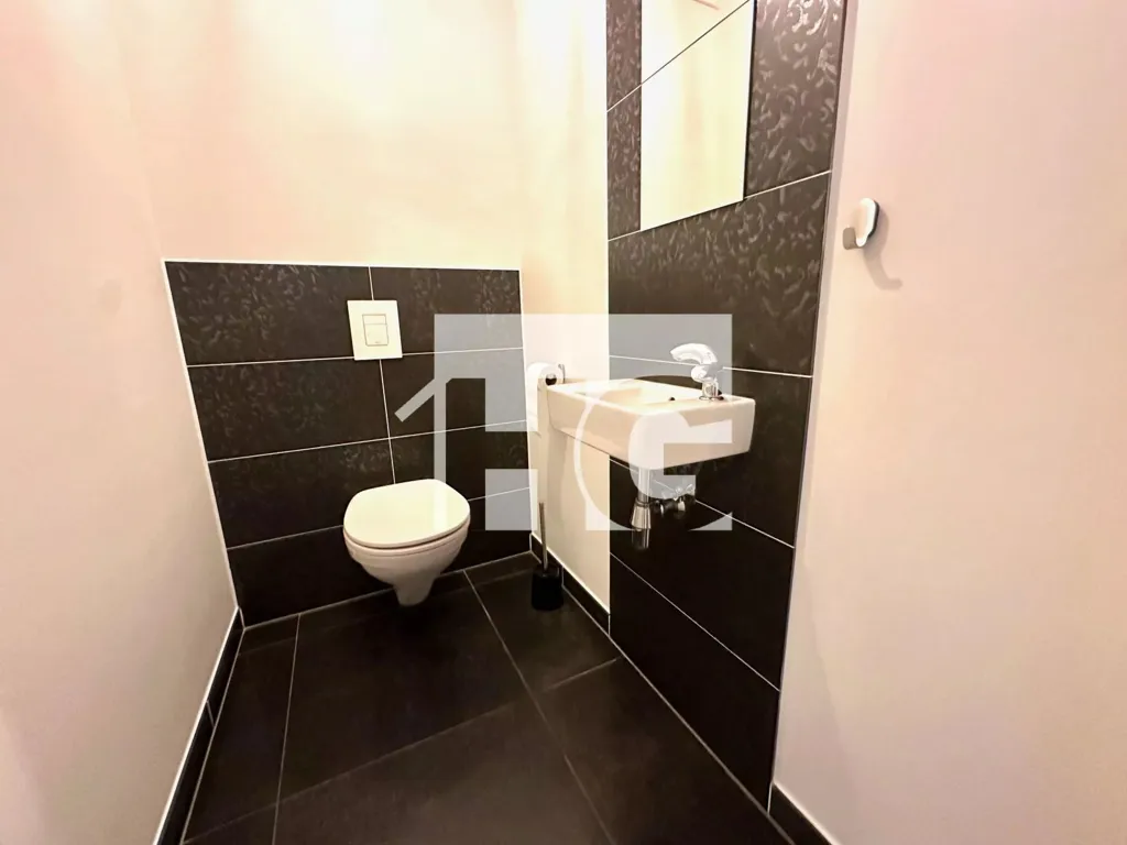 Vannitoad - 4-Bedroom Apartment with Attic in Eischen