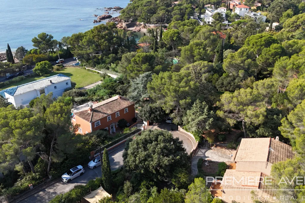 Vue aérienne - Villa à Rénover avec Vue Mer à Saint-Raphaël