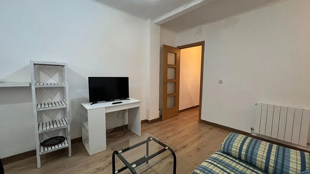 Elutuba - 3-Bedroom Flat with Central Location in Alcorcón