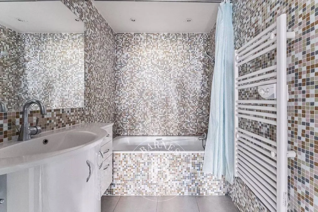 Vannitoad - Luxury Paris 16th Flat with Balcony