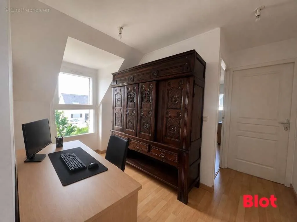 Bureau - Maison 4 Chambres au Centre de Theix