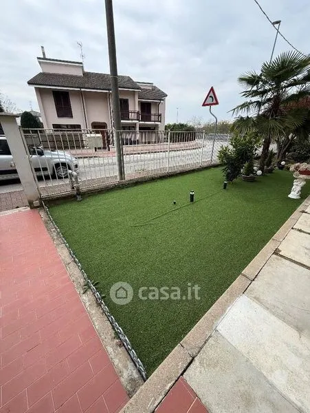 Jardin - Three-Bedroom Apartment with Garden in Vercelli