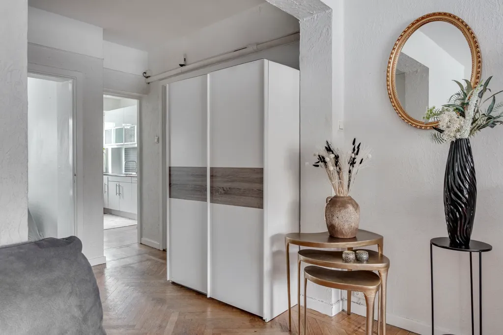 Esik - Modern Flat with Generous Light on Saarisvägen