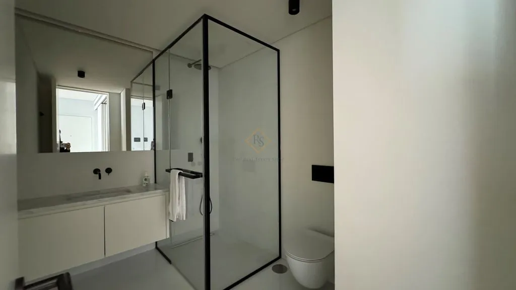 Vannitoad - 1-Bedroom Flat with Glass Partition in Santo António